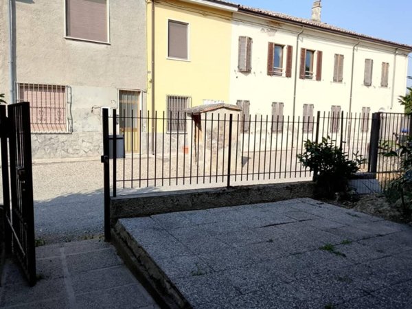 casa indipendente in vendita a Piacenza in zona Roncaglia / Fossadello