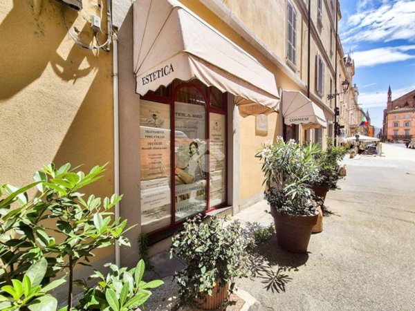 locale commerciale in vendita a Piacenza in zona Centro Storico