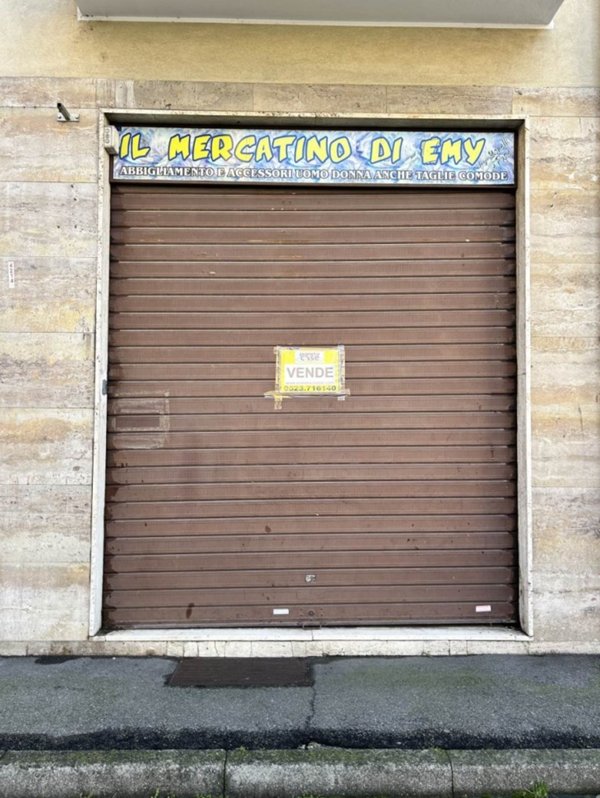 negozio in vendita a Piacenza in zona Farnesiana