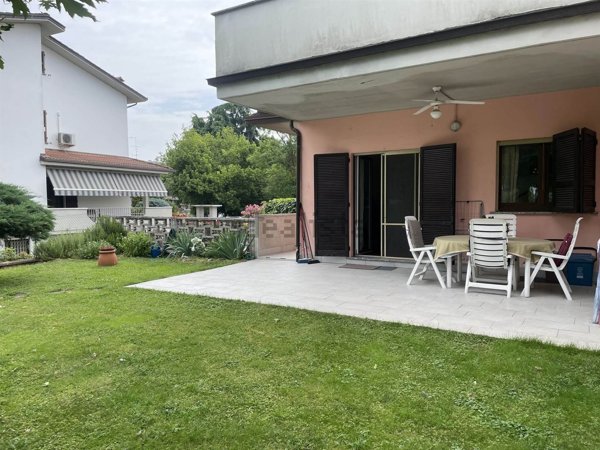 casa indipendente in vendita a Piacenza in zona Pittolo
