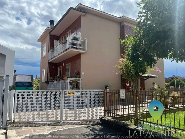 casa indipendente in vendita a Piacenza in zona Farnesiana