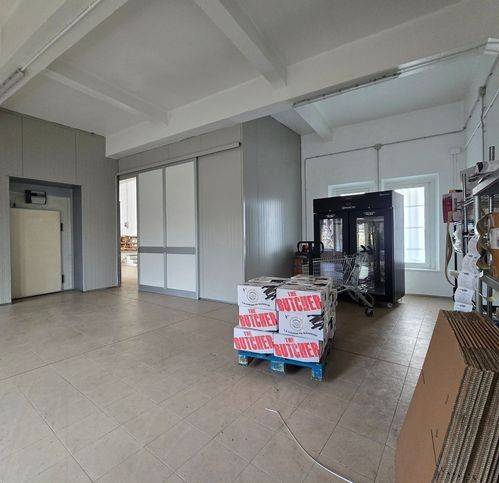 locale commerciale in vendita a Piacenza in zona Veggioletta