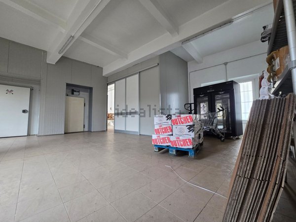 capannone in vendita a Piacenza in zona Borgotrebbia