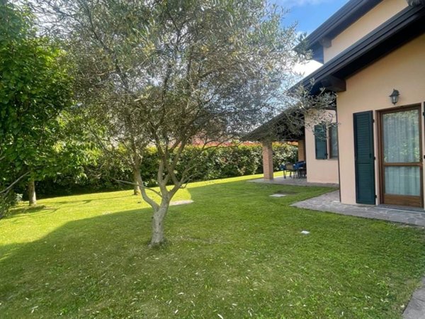 casa indipendente in vendita a Piacenza in zona San Bonico
