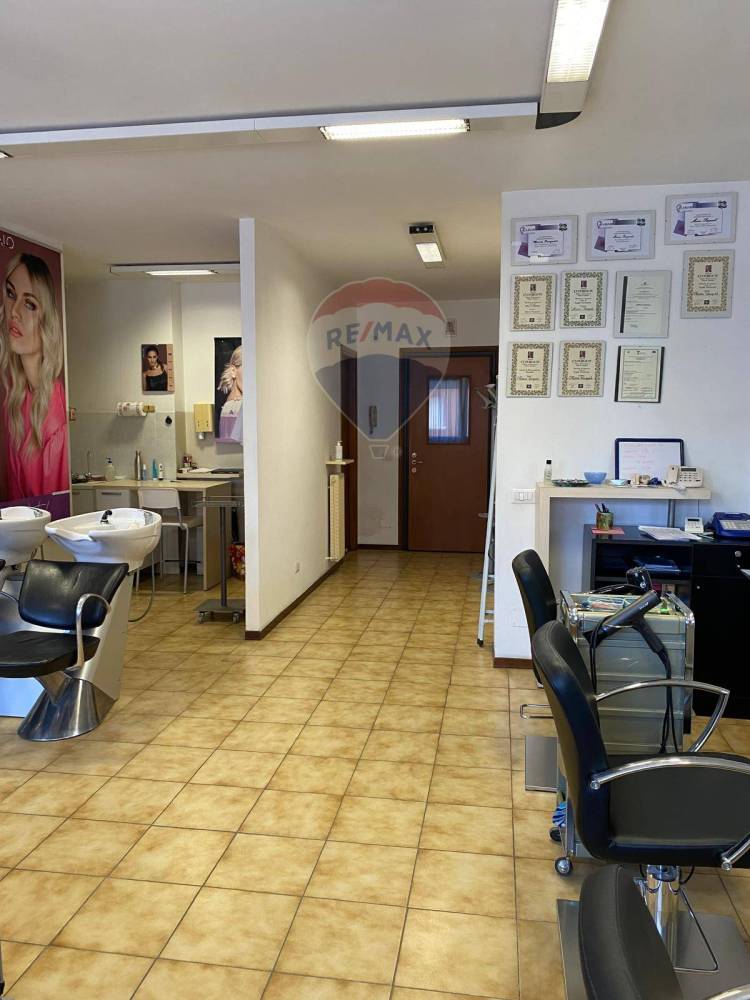 negozio in vendita a Piacenza in zona Besurica