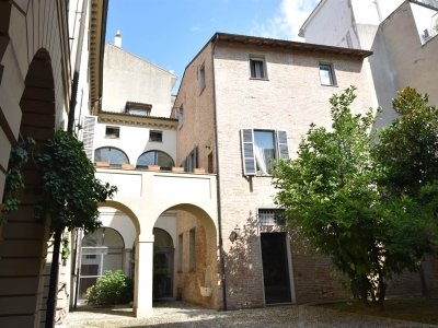 intera palazzina in vendita a Piacenza in zona Centro Storico