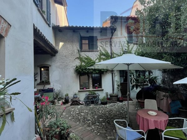 casa indipendente in vendita a Piacenza in zona Centro Storico