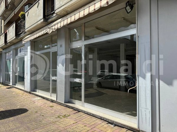 negozio in vendita a Piacenza in zona Infrangibile