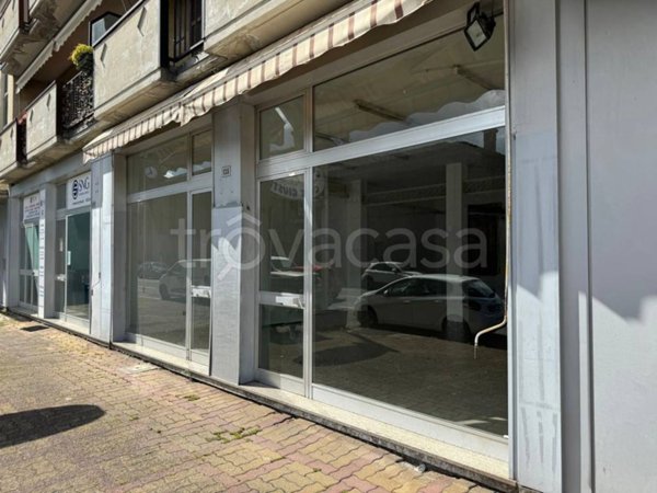 negozio in vendita a Piacenza in zona Infrangibile