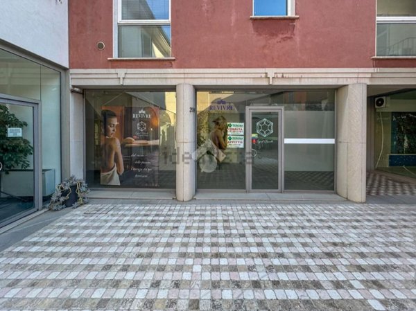 locale commerciale in vendita a Piacenza