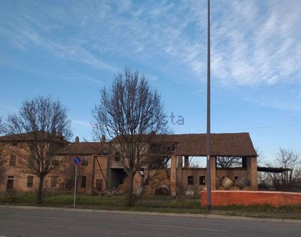 casale in vendita a Piacenza in zona Montale