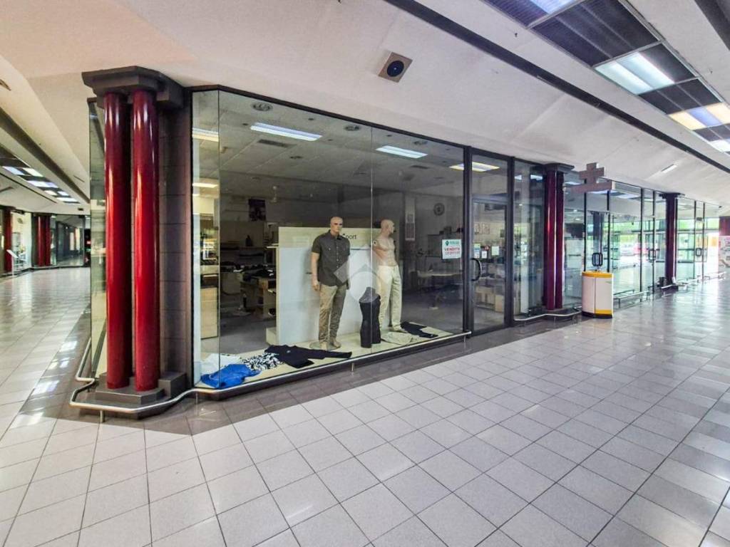 negozio in vendita a Piacenza in zona Infrangibile