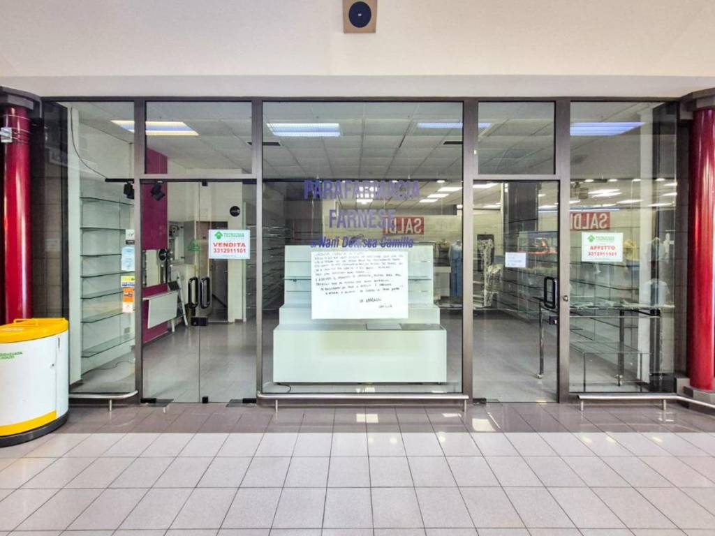 negozio in vendita a Piacenza in zona Infrangibile