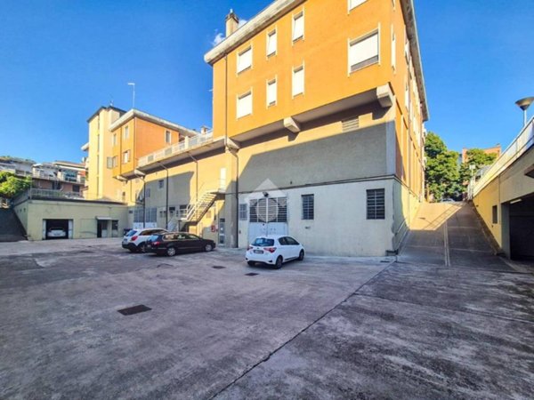 locale commerciale in vendita a Piacenza in zona Stadio