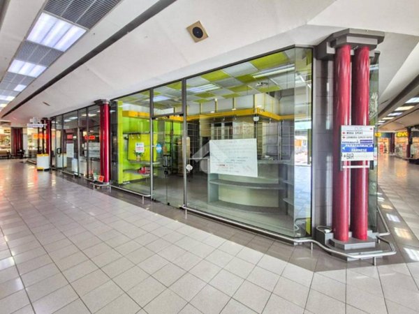 negozio in vendita a Piacenza in zona Infrangibile