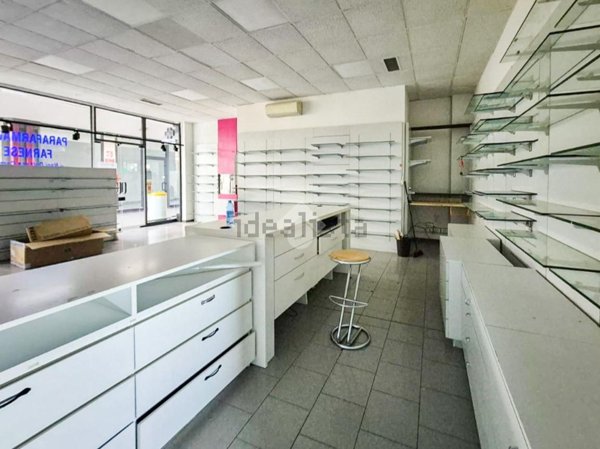 locale commerciale in vendita a Piacenza in zona Borgotrebbia