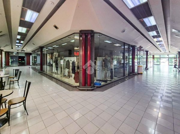 locale commerciale in vendita a Piacenza in zona Infrangibile