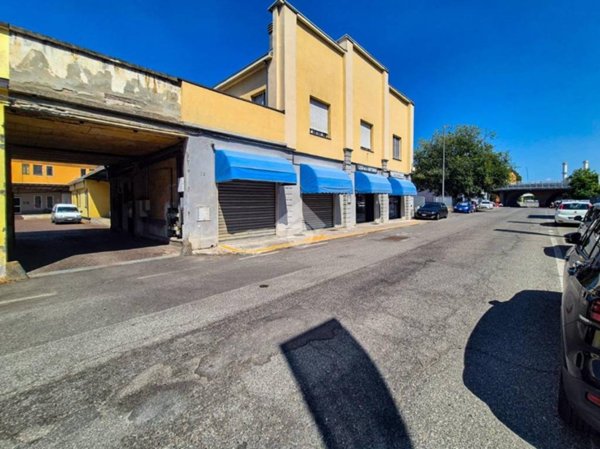 negozio in vendita a Piacenza in zona Borgotrebbia