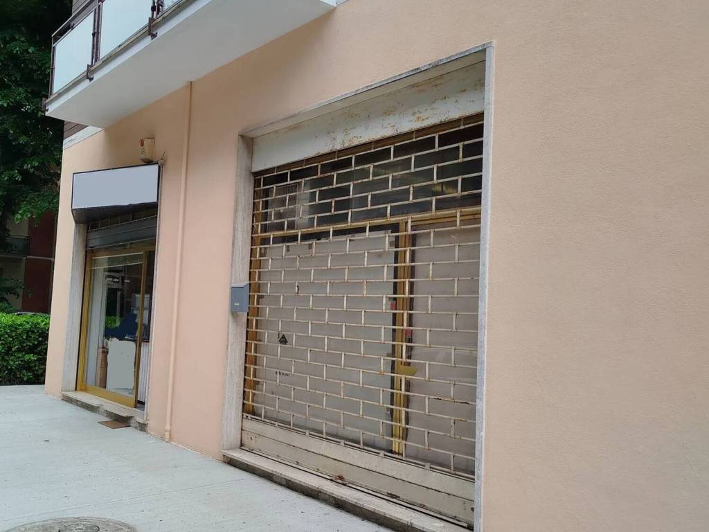 negozio in vendita a Piacenza in zona Besurica