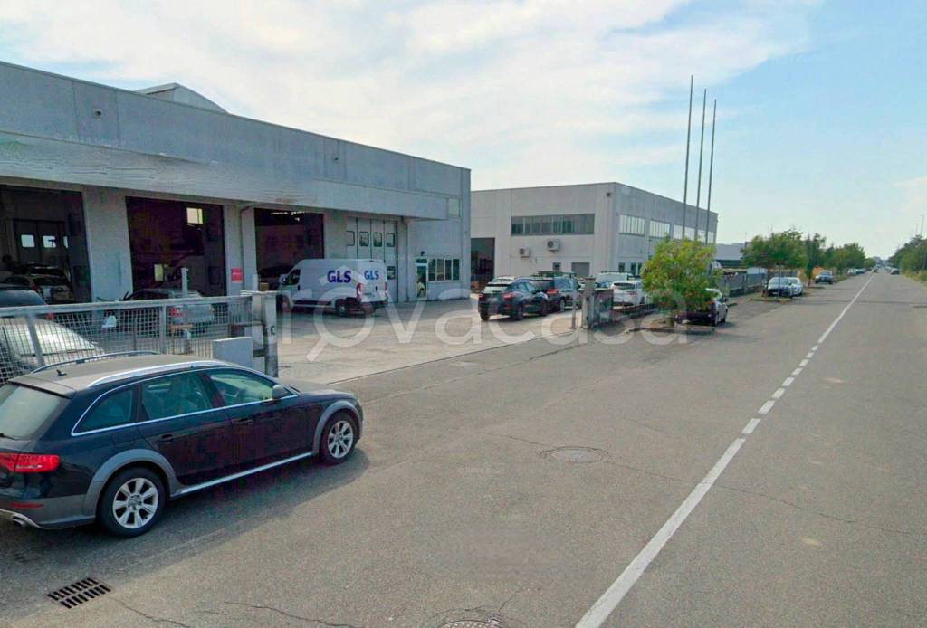 locale commerciale in vendita a Piacenza in zona Montale