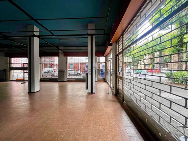 negozio in vendita a Piacenza in zona Boselli