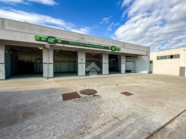 locale commerciale in vendita a Piacenza in zona Montale