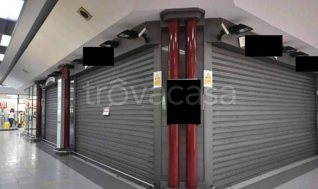 negozio in vendita a Piacenza in zona Infrangibile