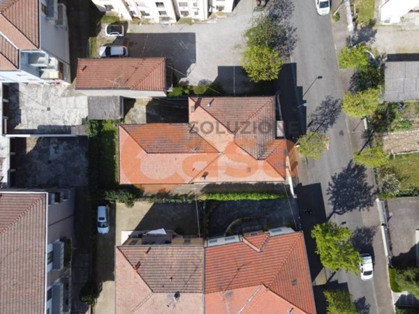 casa indipendente in vendita a Piacenza in zona Infrangibile