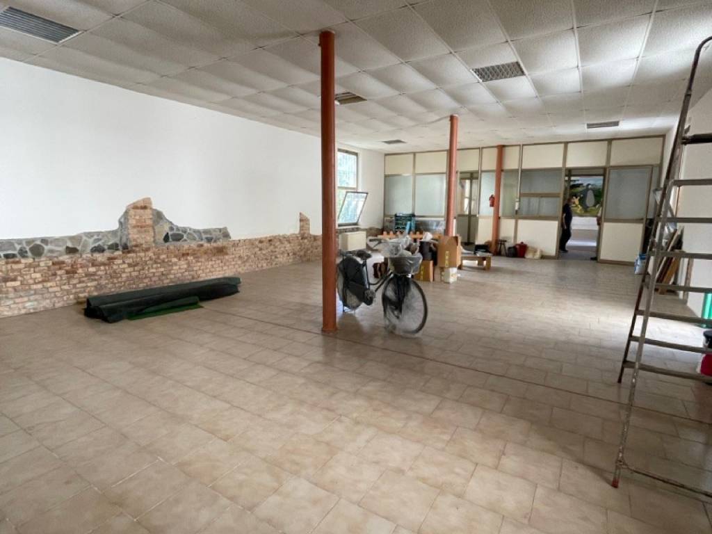 locale commerciale in vendita a Piacenza in zona Borghetto