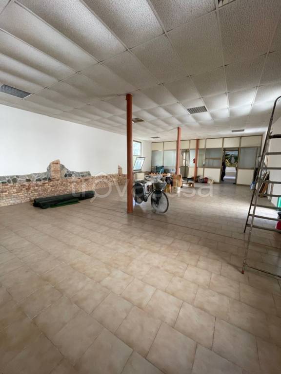 locale commerciale in vendita a Piacenza in zona Borghetto