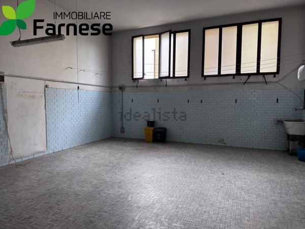 locale commerciale in vendita a Piacenza