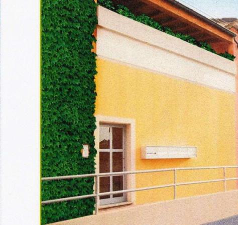 negozio in vendita a Piacenza in zona Baia del Re