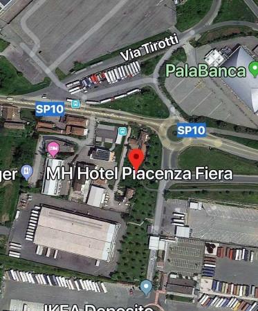 negozio in vendita a Piacenza in zona Baia del Re