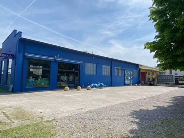 negozio in vendita a Piacenza in zona Baia del Re