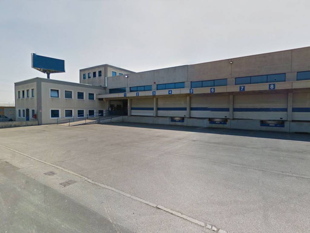 locale commerciale in vendita a Piacenza in zona Mucinasso
