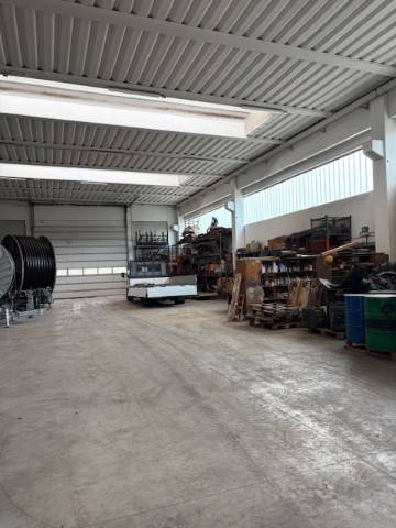 locale commerciale in vendita a Piacenza in zona I Vaccari