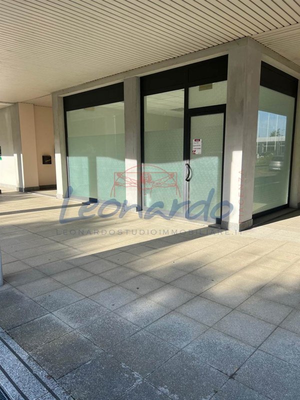 negozio in vendita a Piacenza in zona Borgotrebbia