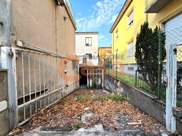 locale commerciale in vendita a Piacenza in zona Infrangibile