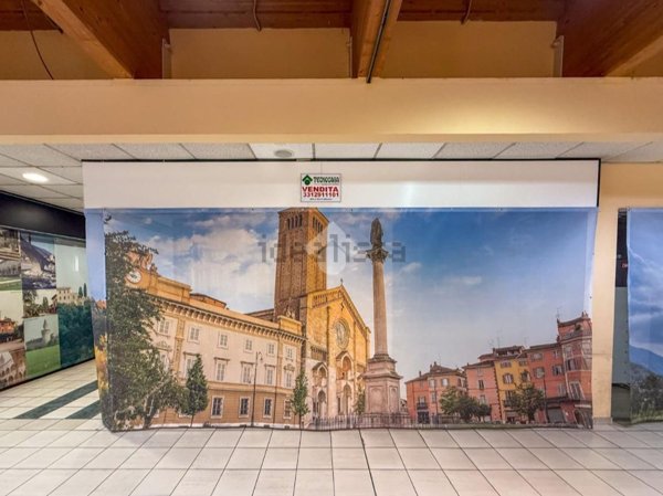 locale commerciale in vendita a Piacenza