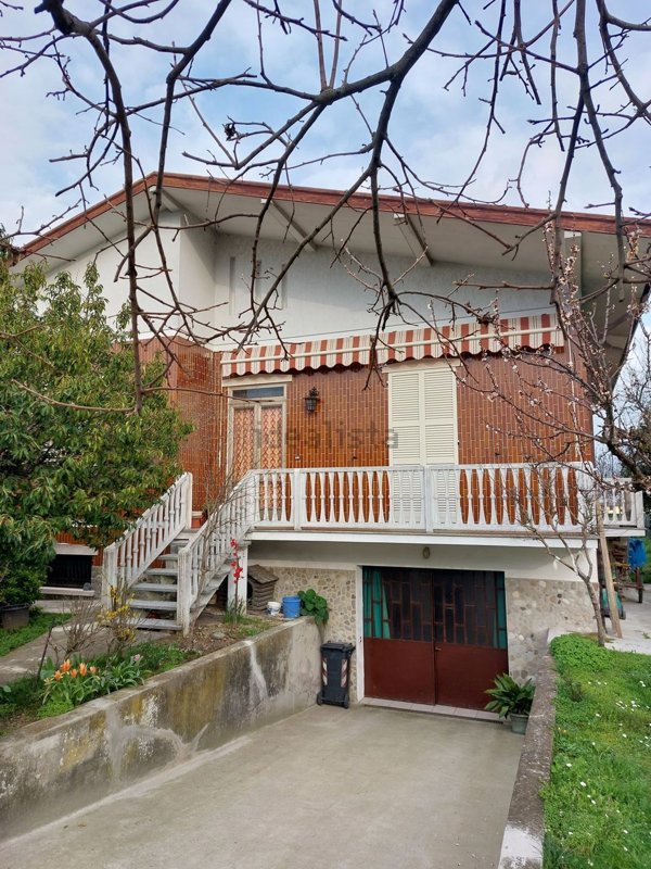 casa indipendente in vendita a Piacenza in zona Montale