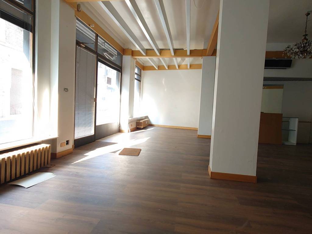 negozio in vendita a Piacenza in zona Centro Storico