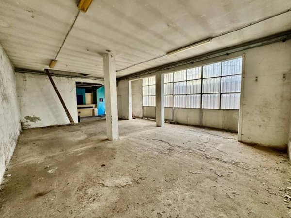 locale commerciale in vendita a Piacenza in zona Infrangibile