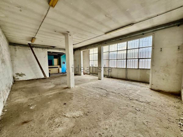capannone in vendita a Piacenza in zona Infrangibile