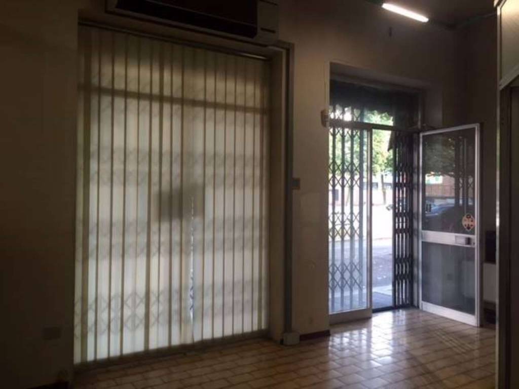 negozio in vendita a Piacenza in zona Belvedere / Quartiere Duemila