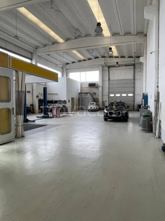 locale commerciale in vendita a Piacenza