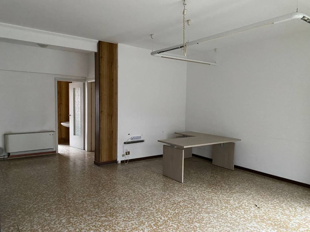 negozio in vendita a Piacenza in zona Belvedere / Quartiere Duemila