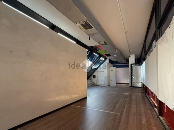 locale commerciale in vendita a Piacenza in zona Centro Storico