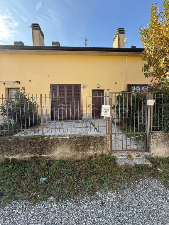 casa indipendente in vendita a Piacenza in zona Roncaglia / Fossadello