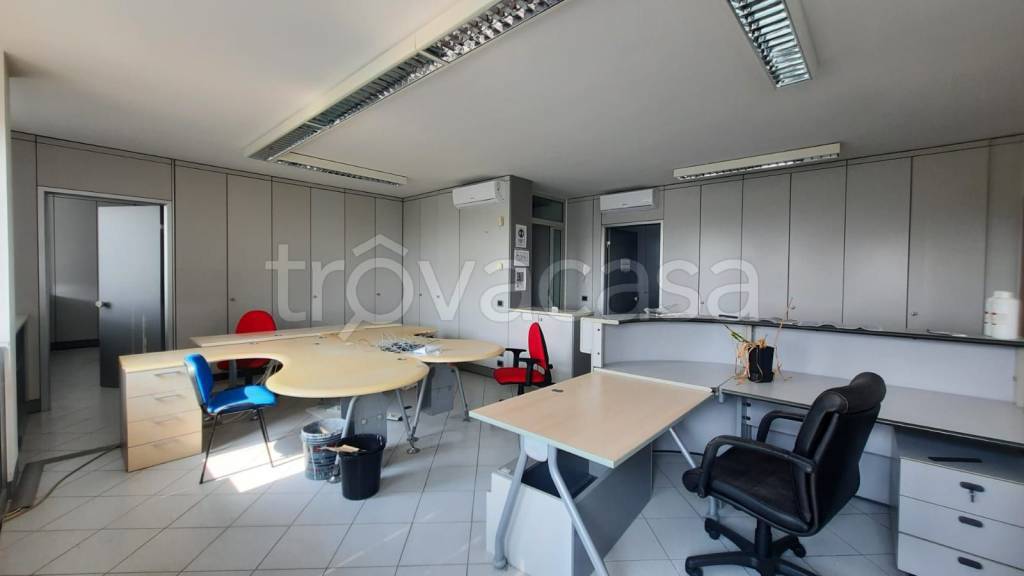 ufficio in vendita a Piacenza in zona Farnesiana