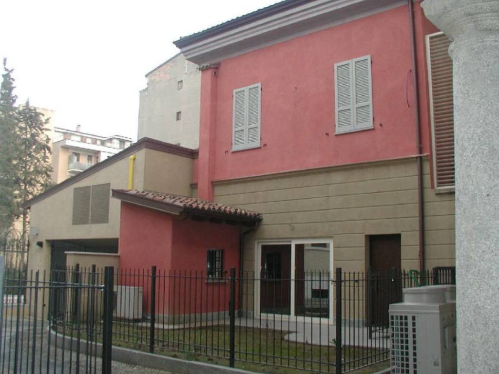 casa indipendente in vendita a Piacenza in zona Centro Storico